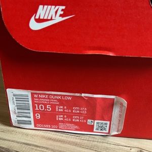 Women’s dunks size 10.5 comes with box